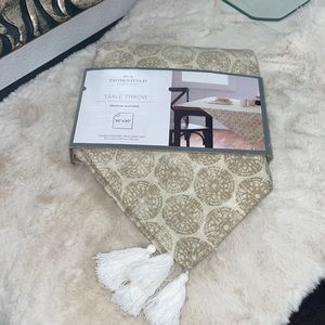 Threshold table throw machine washable